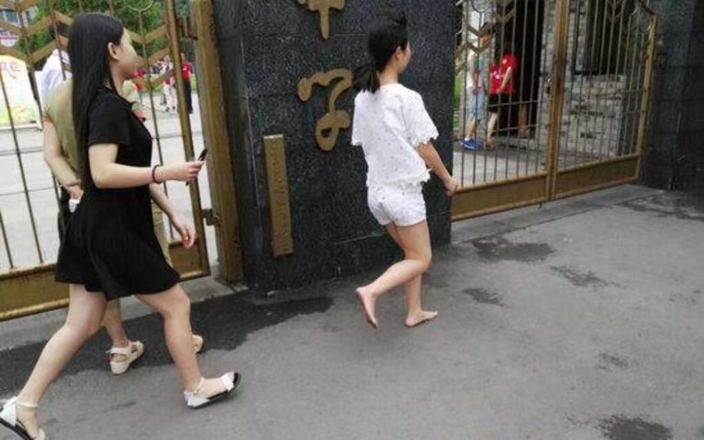 街拍 生脚 街拍：潮女性感尺度该如何把握？（组图）_原生泰_新浪博客